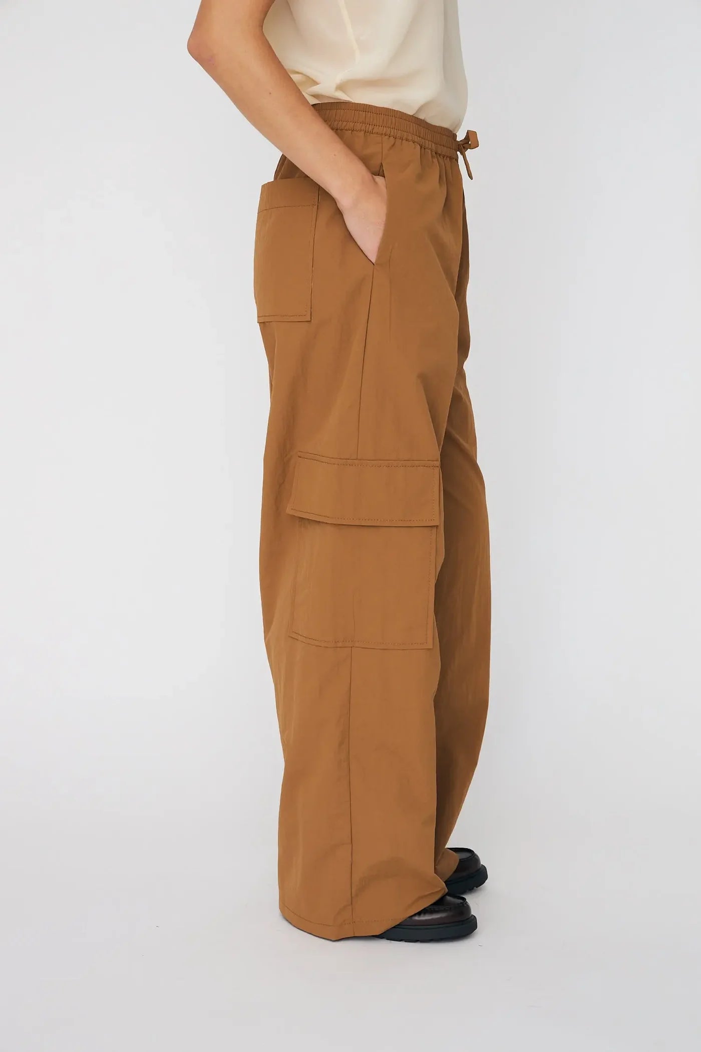 OVERSIZED CARAVAN PANTS - CAMEL BROWN