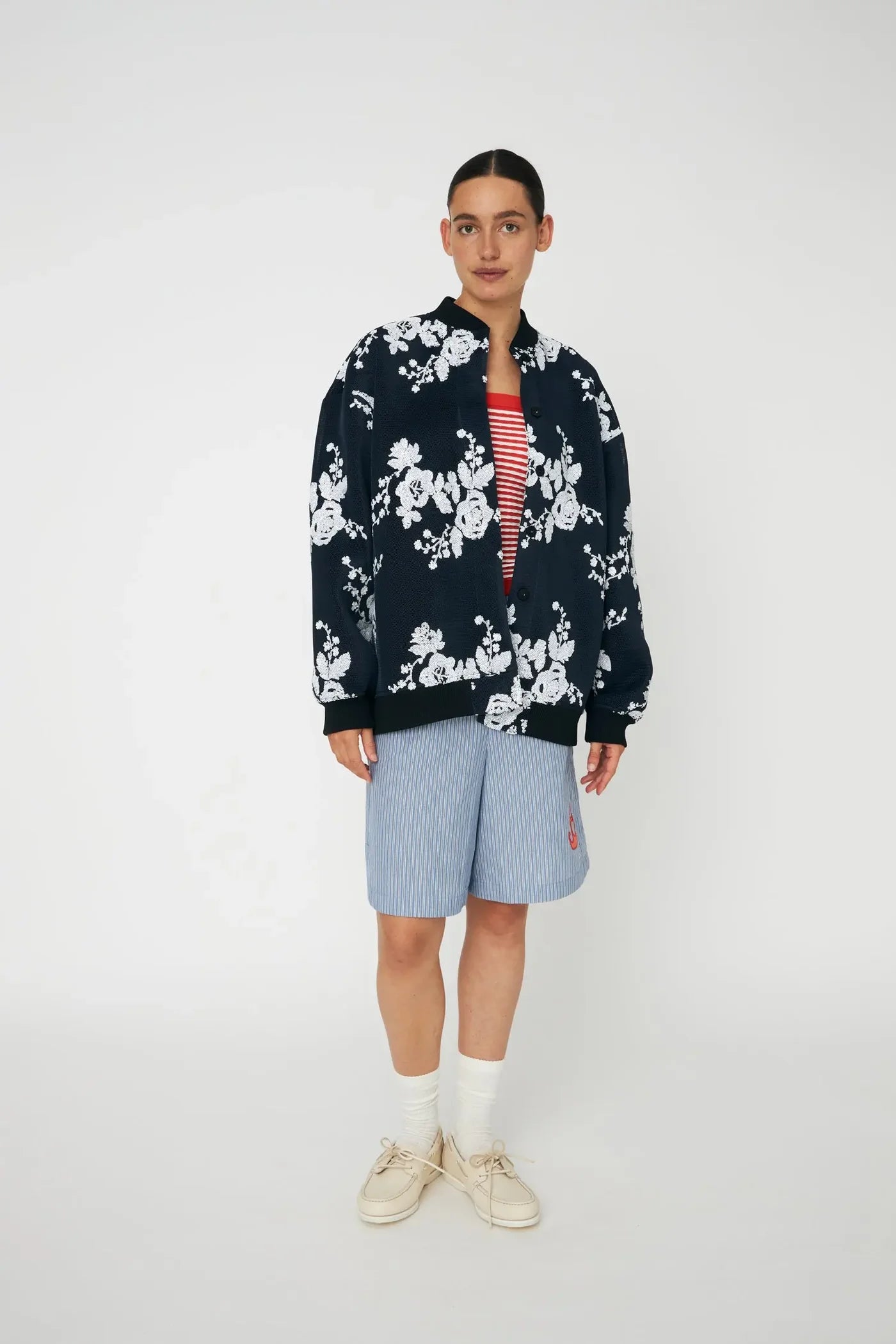 OVERSIZED MESH JAKKE MED PALIETTER - WHITE AND BLUE