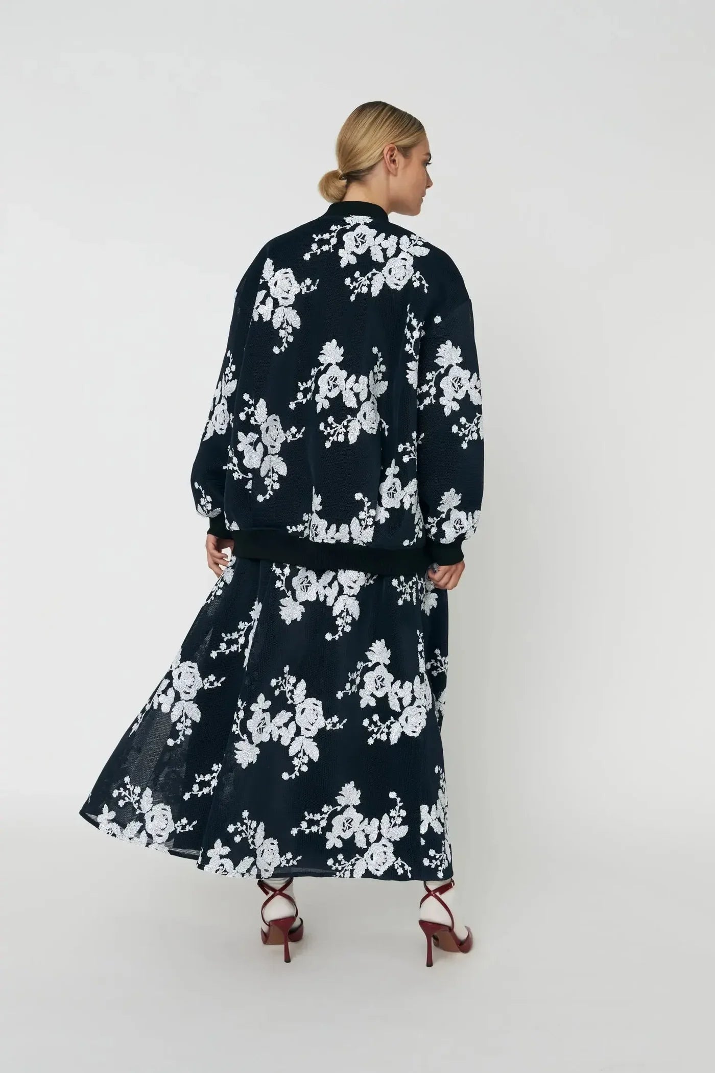 OVERSIZED MESH JAKKE MED PALIETTER - WHITE AND BLUE