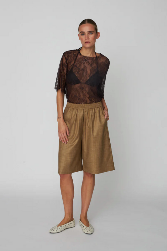 NÅLESTRIBET SHORTS - KHAKI