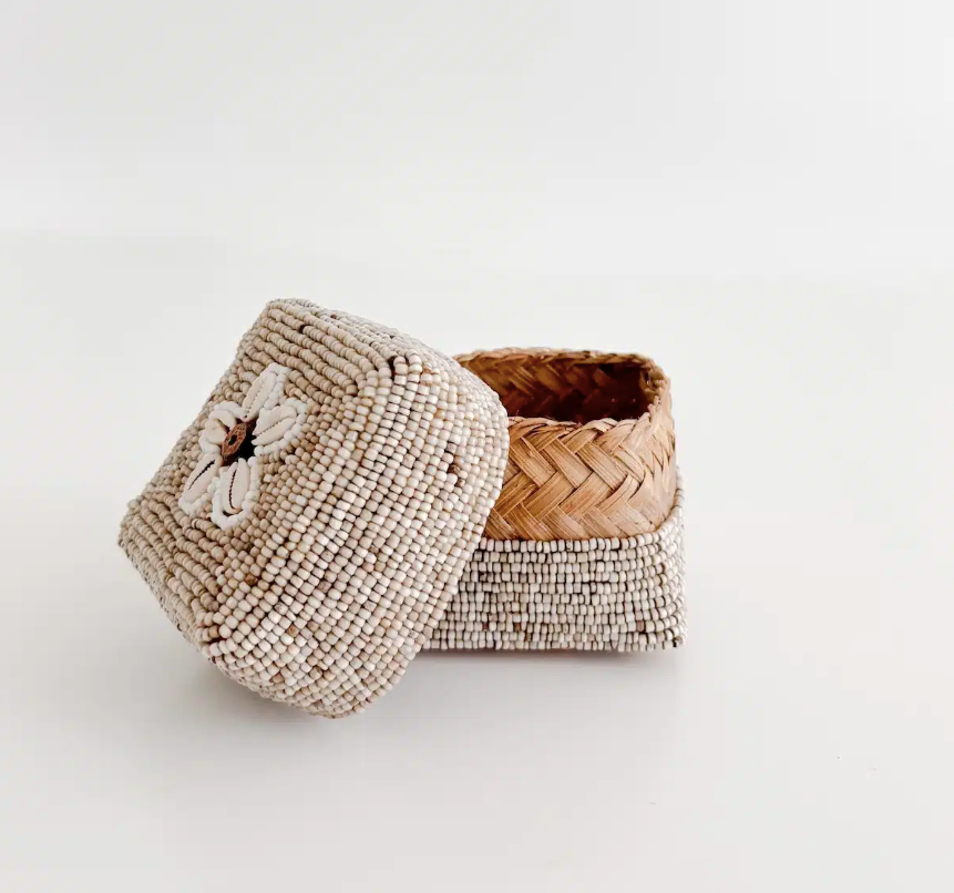 BALI PERLEÆSKE SQUARE MINI - BEIGE M. HVID KANT & SHELLS