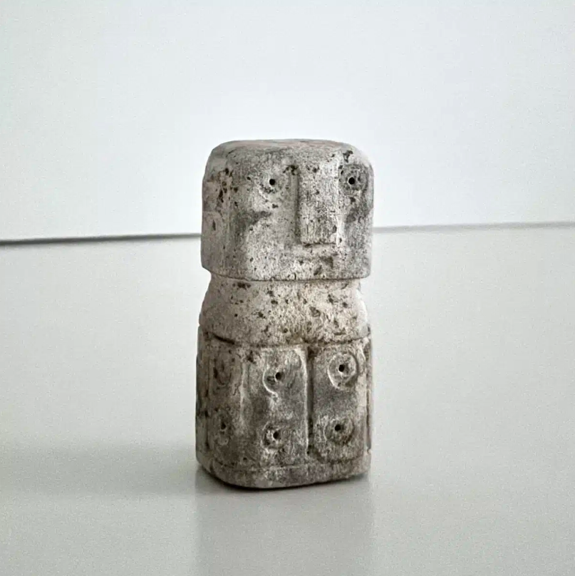 SUMBA STATUE I STEN  – ‘SYMBOLIC GATEKEEPER’ – ANTIK GRÅ