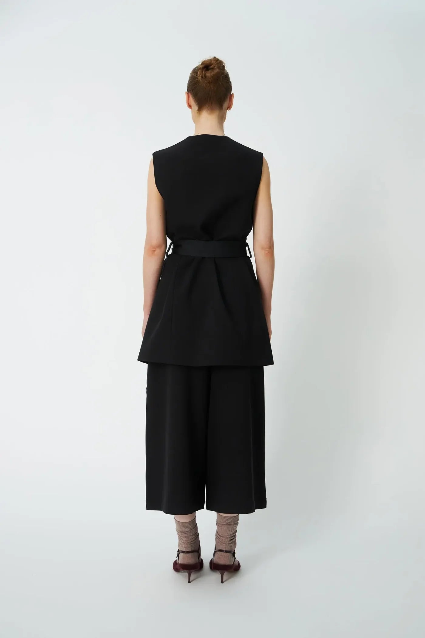 SLEEVELESS SHORT DRESS - BLACK