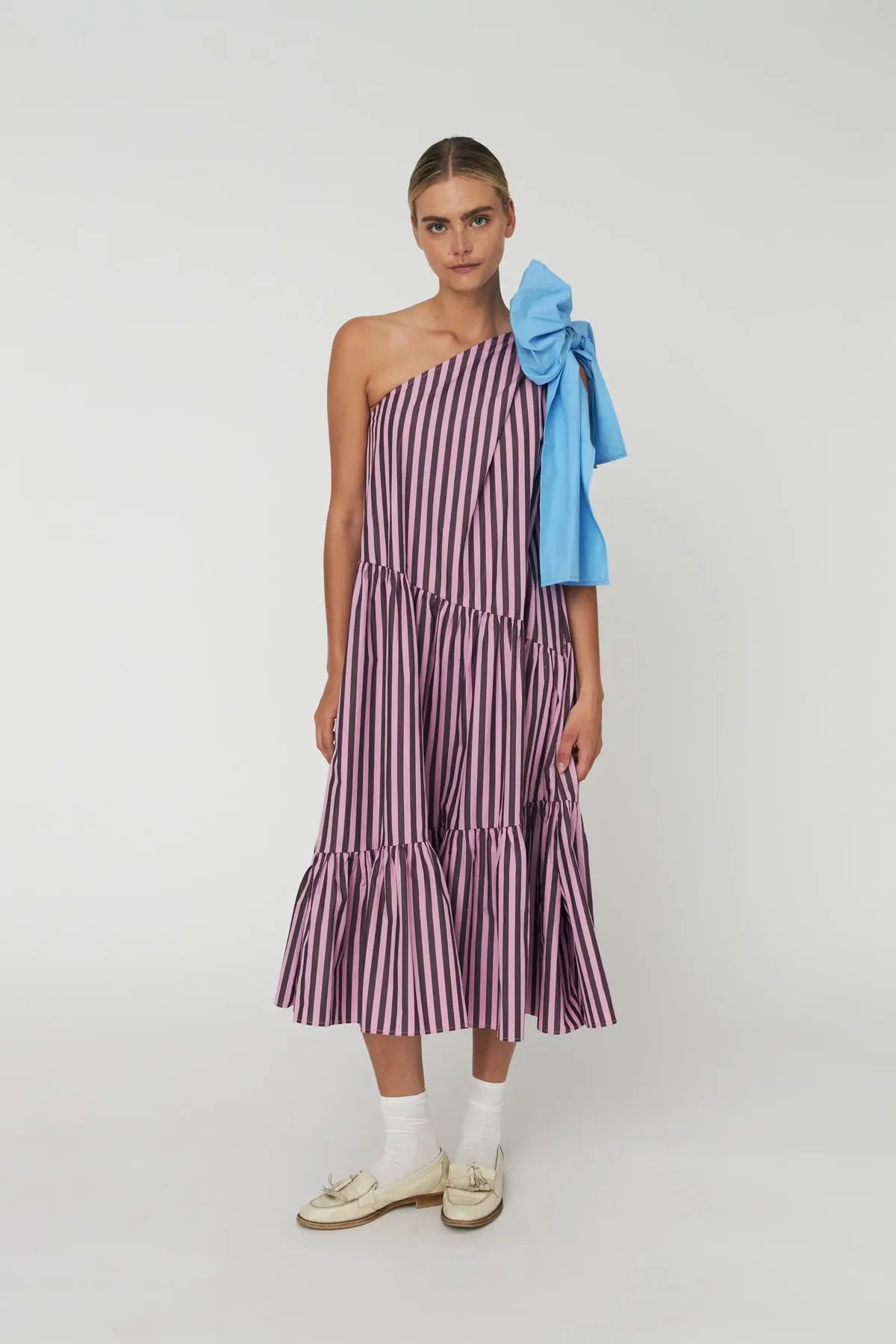 STRIBET MIDI KJOLE MED SLØJFE - PURPLE