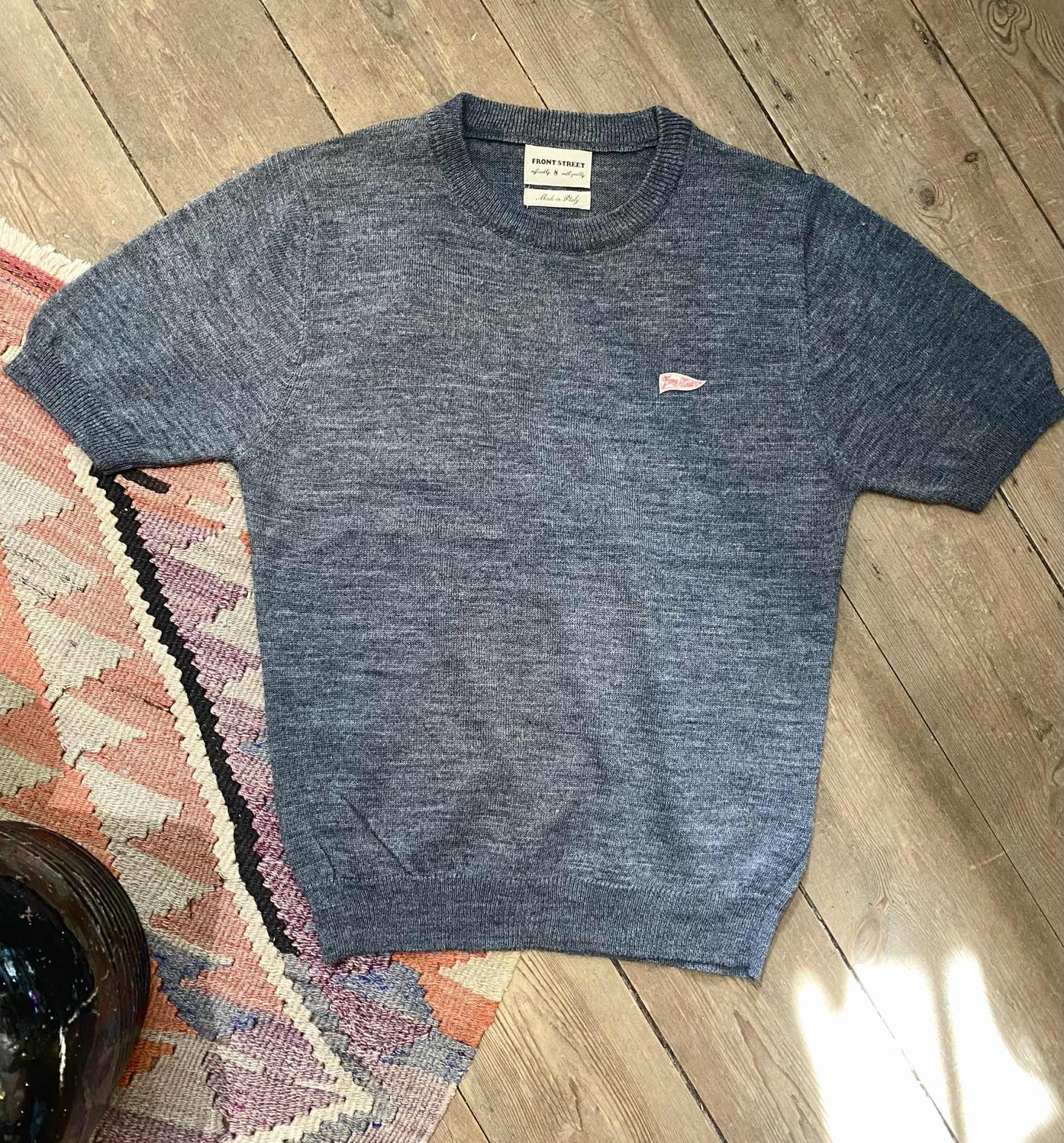 KNITTED FLAG TEE - ANTHRACITE