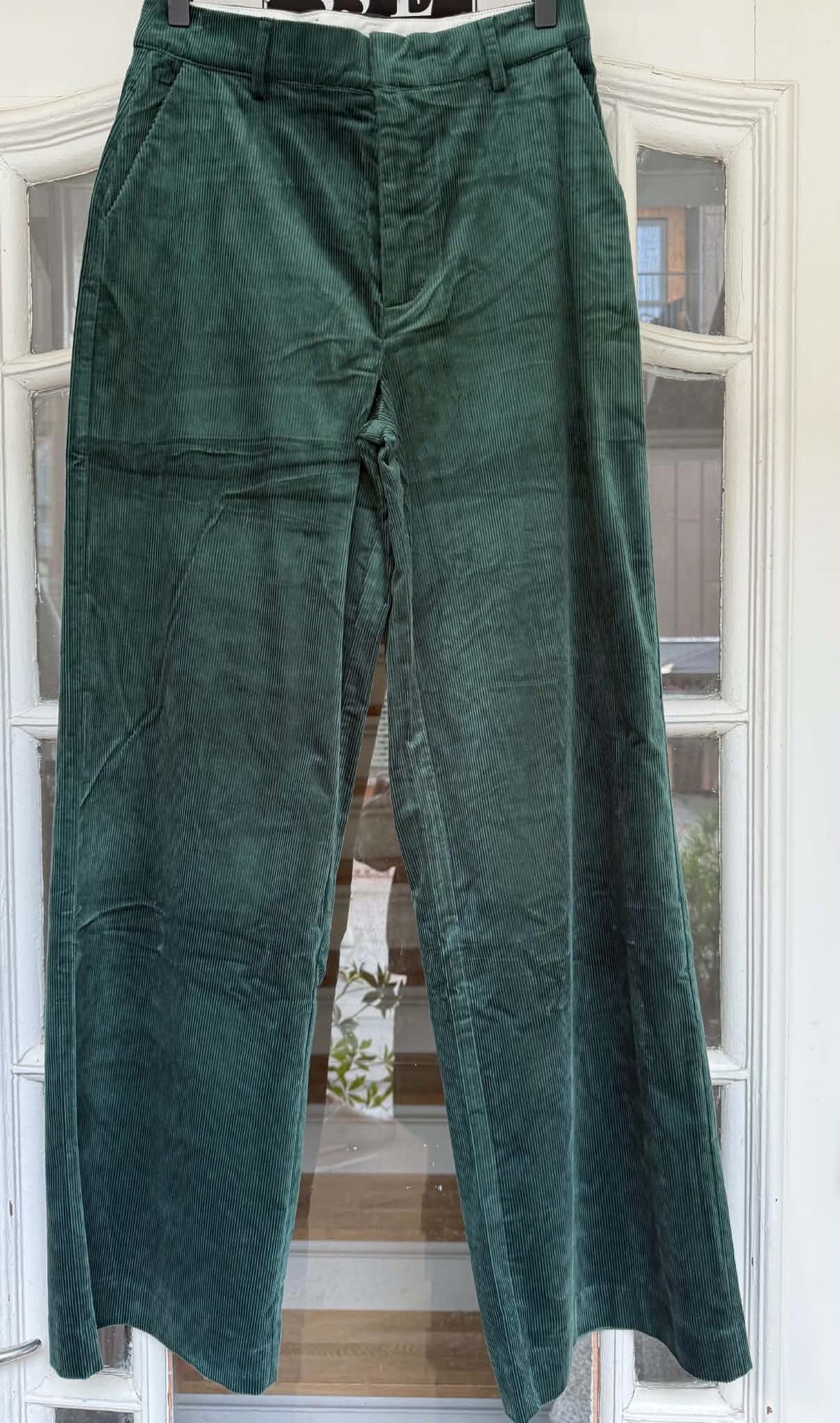 SMALRIFLET FLØJLSBUKSER - GREEN