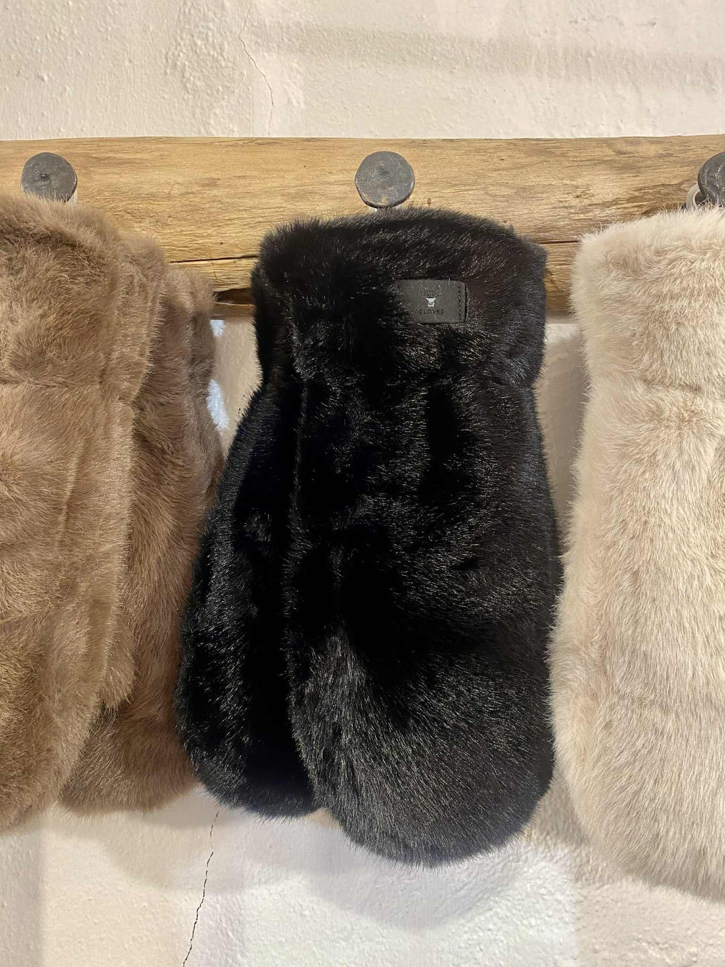 FAKE FUR LUFFER - 01 BLACK