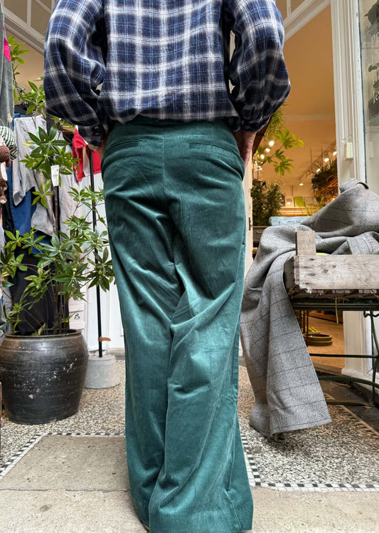 SMALRIFLET FLØJLSBUKSER - GREEN