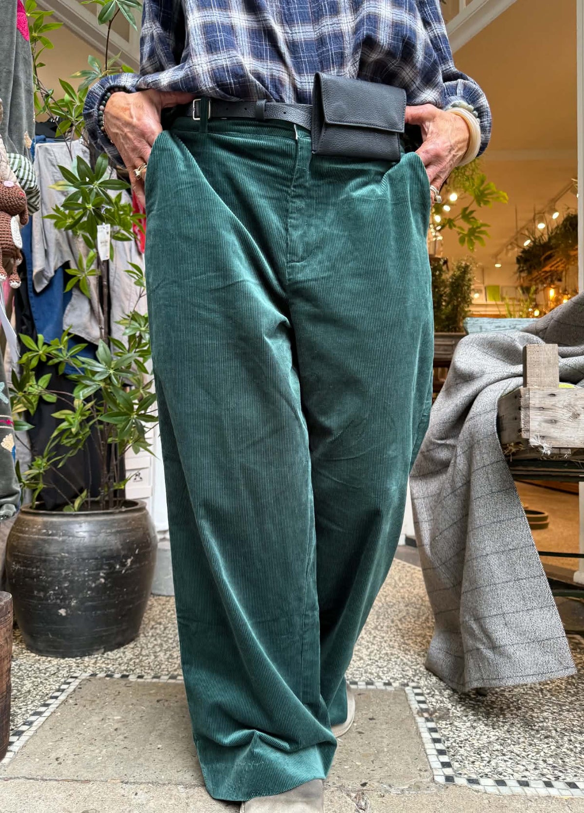 SMALRIFLET FLØJLSBUKSER - GREEN